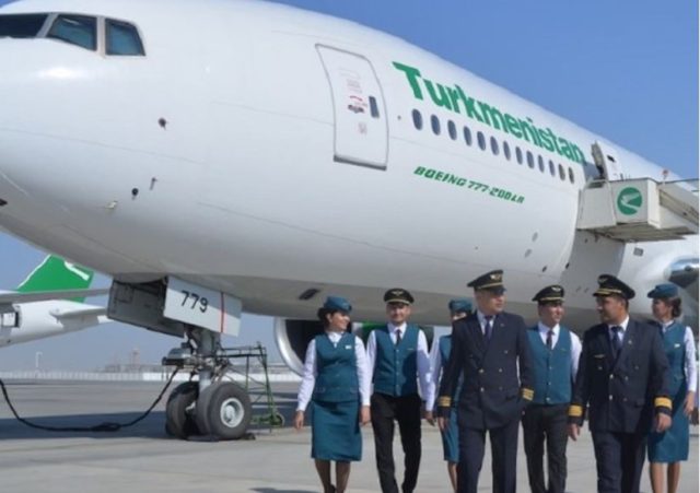 Экипаж на фоне самолета Туркменских авиалиний